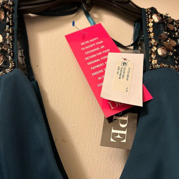 ✨ Brand New Formal Dress for Sale – Never Worn! ✨ - Picture 7 of 9